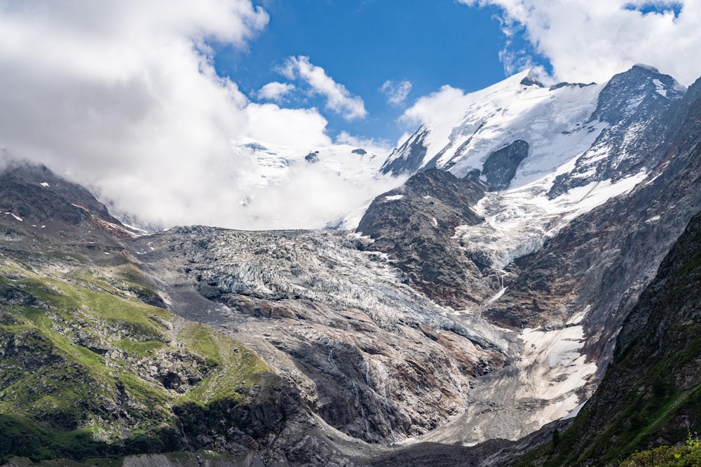 <p>エギーユ・デ・ビオナセイ（Auigille de Binnaossay: 4052m）あたりの山頂部が少しだけ見えた。<br>上部は氷河に覆われている。</p>