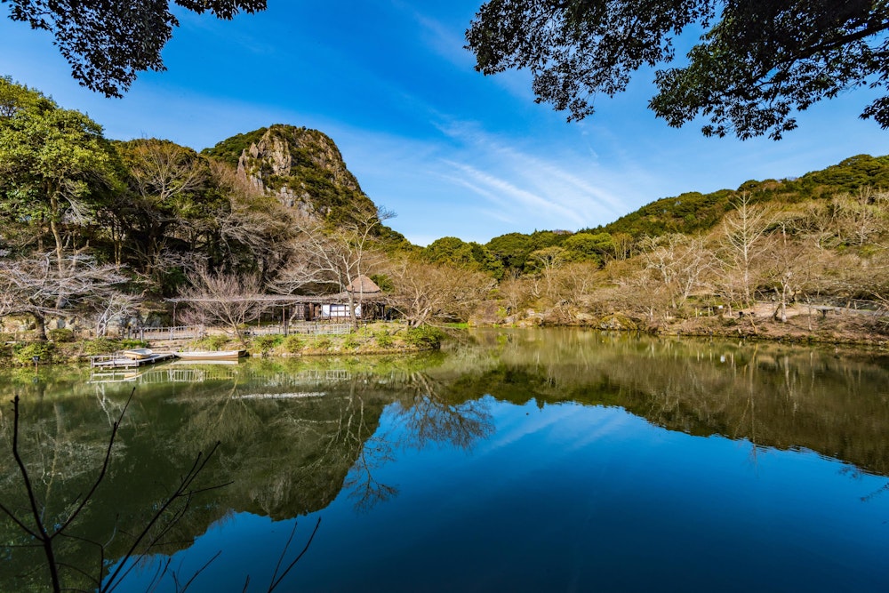 <p>まずは佐賀県の御船山楽園へ。桜やつつじの季節が綺麗なようだが、今回は特にそういったものはなく。<br>それでも綺麗に整えられた庭園と岩山の風景が印象的だった。</p>