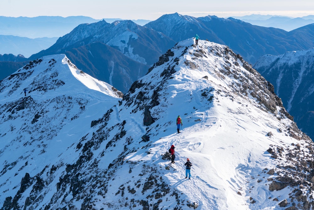 <p>コンディションは抜群といえど、夏山のように山頂でのんびりと過ごすのは厳しいので、少しの間山頂で達成感に浸ったあとは、北沢峠に向けて下山していく。</p>