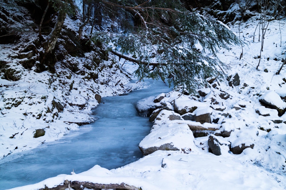 <p>南沢登山道の沢は凍りついていた。</p>