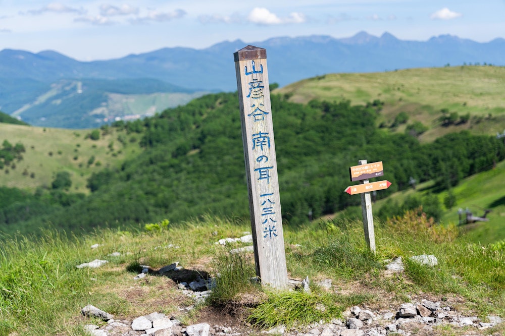 <p>南の耳。今回踏んだ頂上としては最後だ。車山肩に戻っていく。</p>