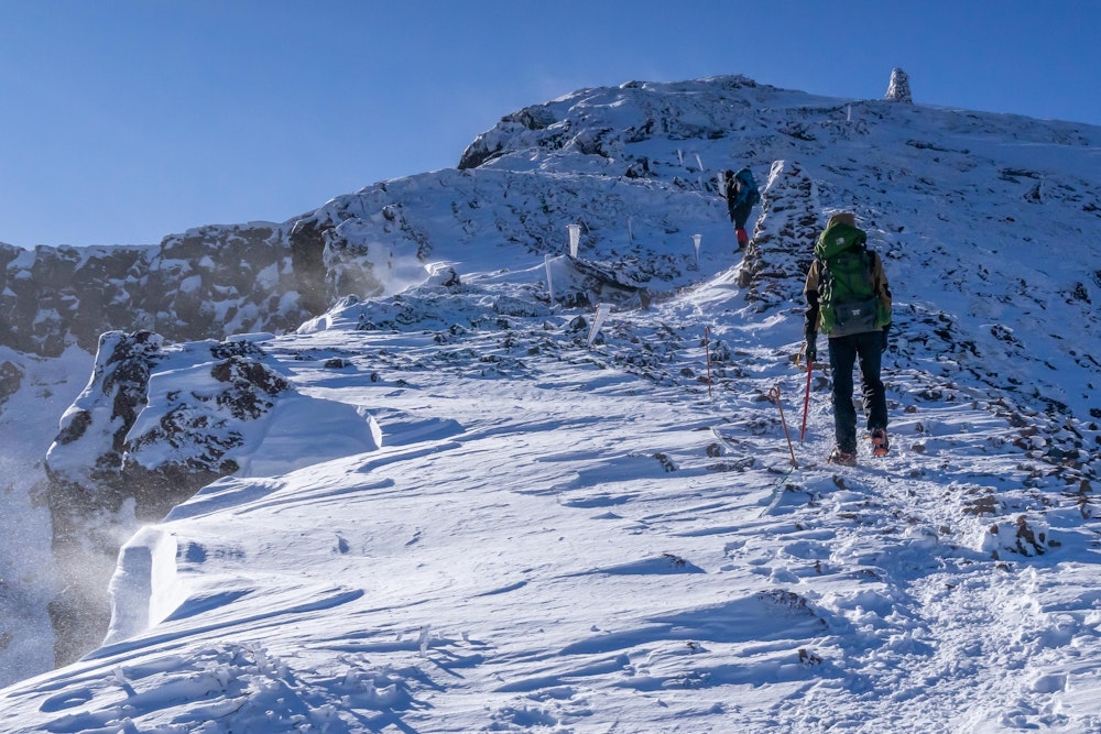 <p>強風に耐えながら、硫黄岳へ。</p>