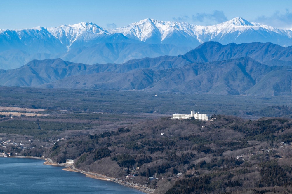<p>縦走路屈指の展望スポット「鉄砲木ノ頭」からは富士山はもちろん、南アルプスの山々もよく見渡すことができた。<br>ちょうど写真に写っているのは白峰三山。左から農鳥岳・間ノ岳・北岳と屈指の名峰が並ぶ。</p>