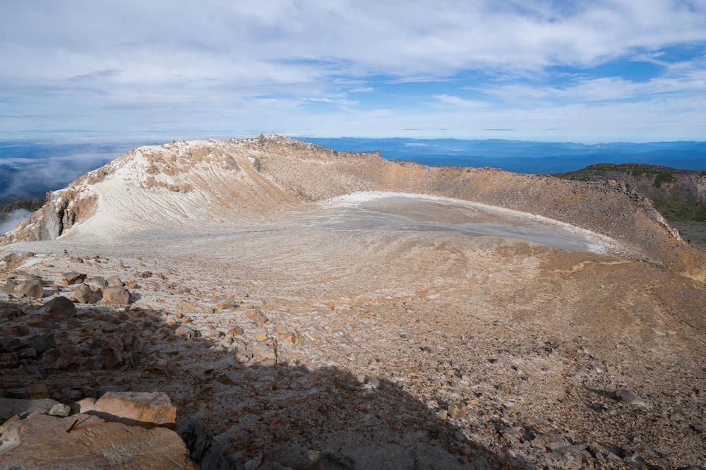 <p>一の池。このあたりは際立って活火山の様相。<br>8 年前に噴火したのも、この付近だったはず。</p>