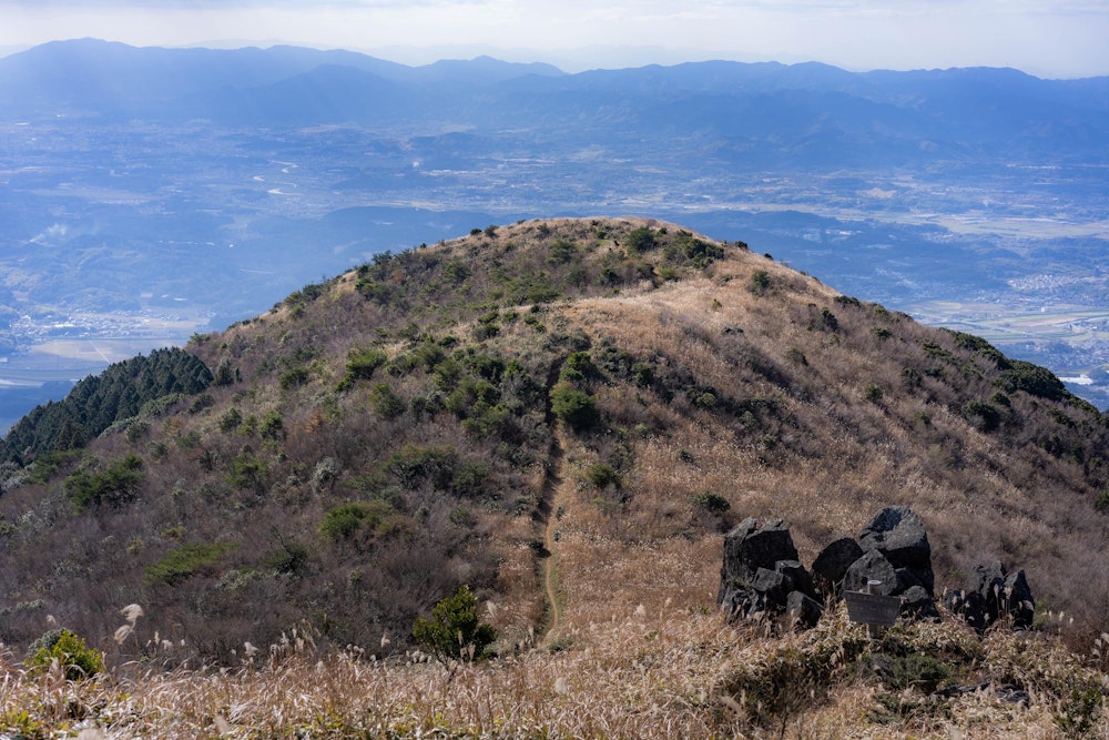 <p>福智山の山頂部分は視界が開けていて、全方向の展望が広がる。</p>