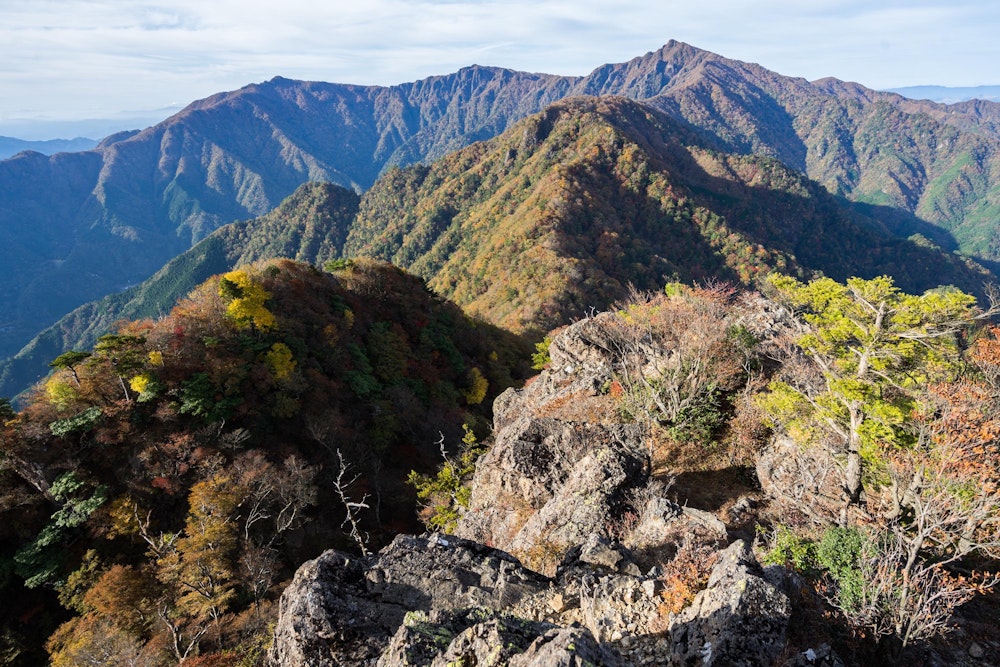 <p>大障子岩から見る祖母山。<br>ひときわ高く尖った場所だけあって、その上からの眺めは素晴らしい。</p>