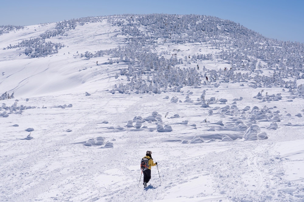 <p>梵天岩を登り切ったところから、西吾妻山の頂上が見えた。</p>