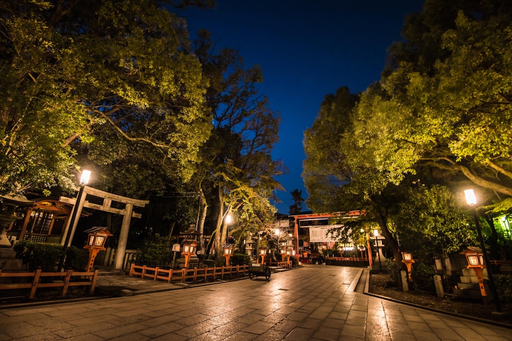 <p>早朝の八坂神社に来た。<br>まだ誰もいない。</p>