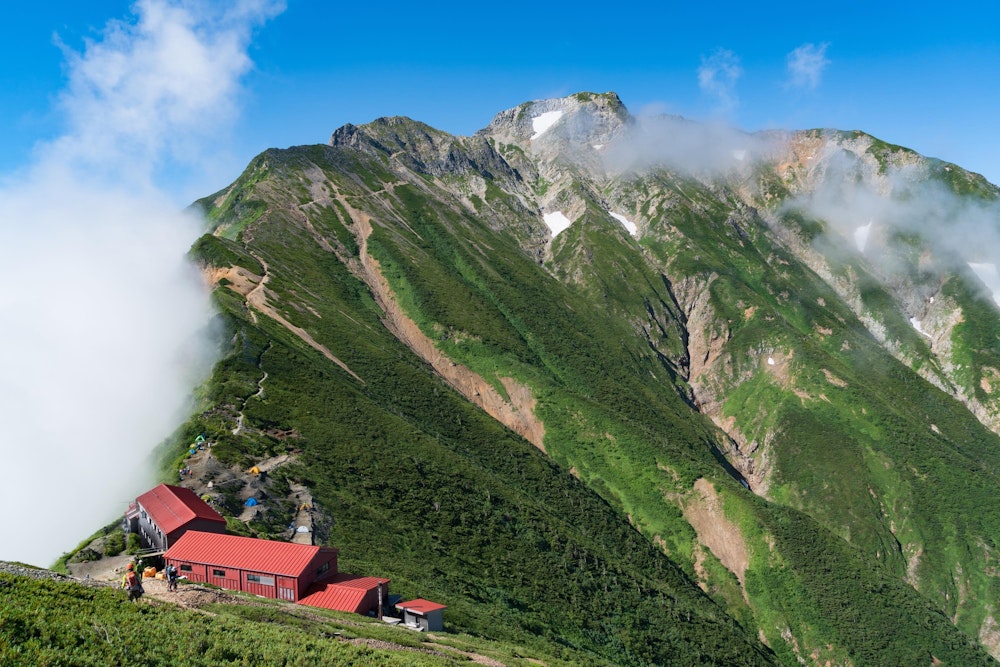 <p>五竜山荘が見えた。<br>信州側から雲が湧き立っている。</p>