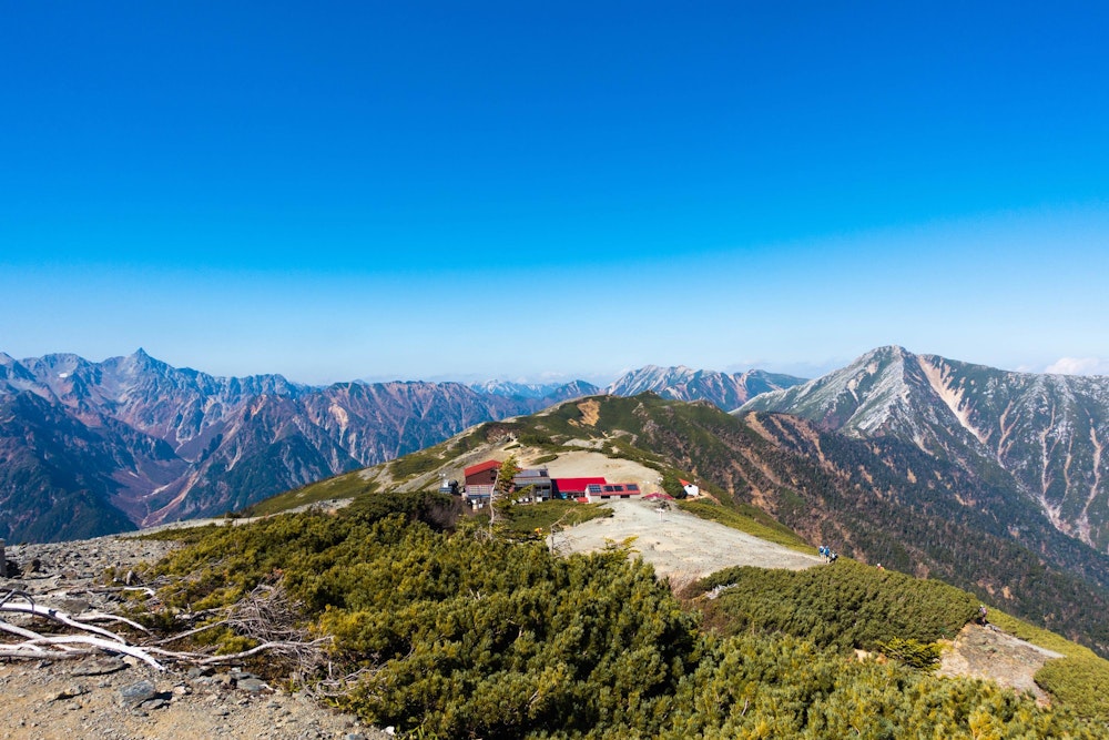 <p>この日、お世話になるのは蝶ヶ岳ヒュッテ。稜線上の素晴らしい場所にある。<br>人も多くなく、居心地の良い山小屋だった。</p>