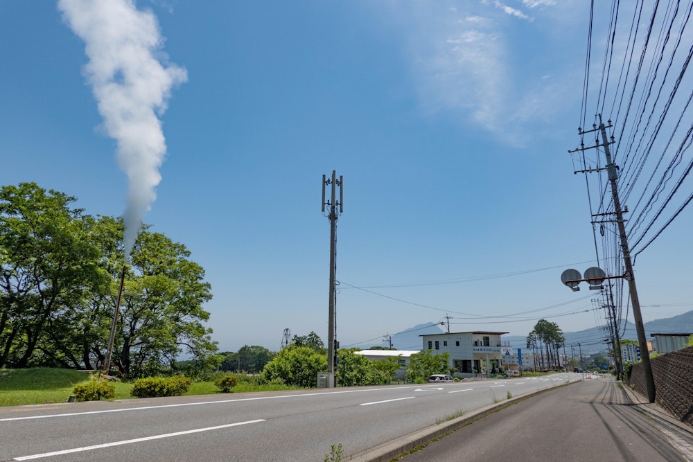<p>十文字原に下山したあとは、初夏の別府市街地を歩いて車を置いてある火男火売神社に歩いて戻る。<br>さすが温泉の街・別府、そこらじゅうで温泉が湧き出ている。</p>