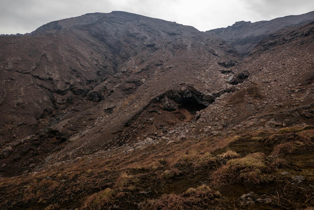 <p>仙酔峡から見上げる阿蘇山・高岳。<br>火山特有の荒涼とした地形の中を登っていく。</p>