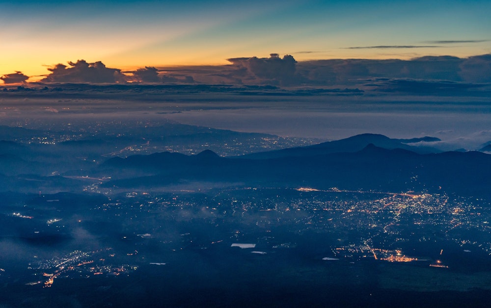 <p>夜明けの町の灯り。</p>