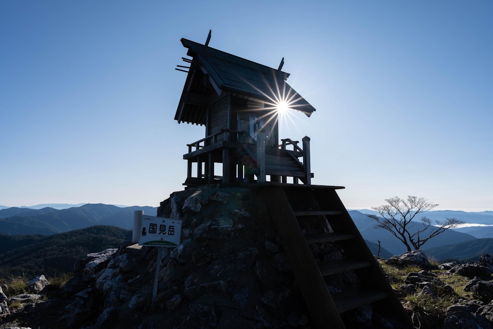 <p>翌日は快晴。<br>国見岳に登り返して、昨日は霧に包まれて見えなかった景色を楽しむ。</p>