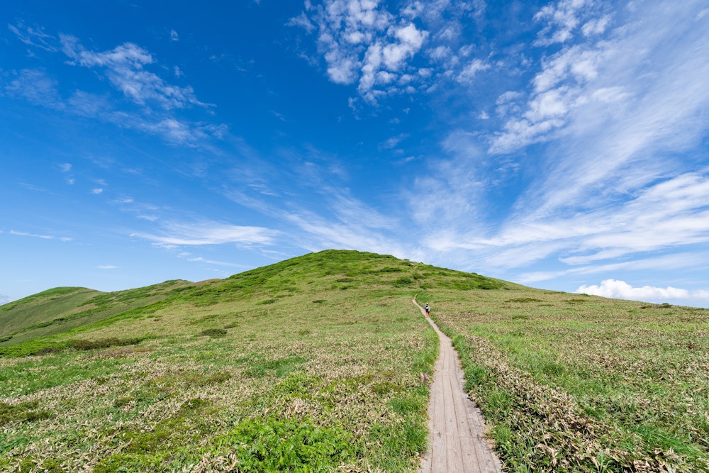 <p>仙ノ倉山の頂上へと続く道。<br>ゆっくり登ったため、このときすでに時刻は 14 時を過ぎていて、ほとんどの人は下山に向かっており閑散としていた。<br>この開放的な風景をほとんどひとり占めしながら歩ける贅沢。</p>