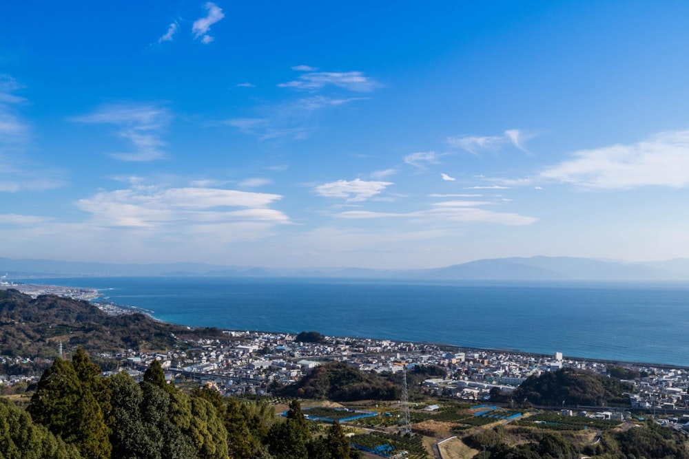 <p>駿河湾も一望できる。<br>やや霞んでいるが、向こう側に見える陸地は伊豆半島。</p>
