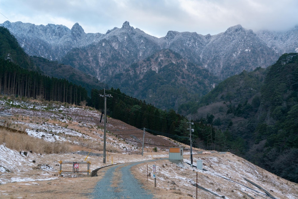 <p>尾平から入山。稜線がうっすら積雪しているのがわかる。</p>