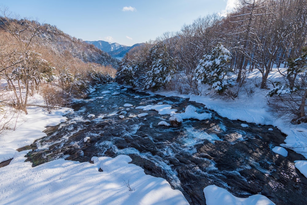 <p>竜頭の滝を上から眺める。<br>秋の紅葉シーズンには観光客でごった返すこの場所も、今日は自分以外の人影はなく、静か。</p>