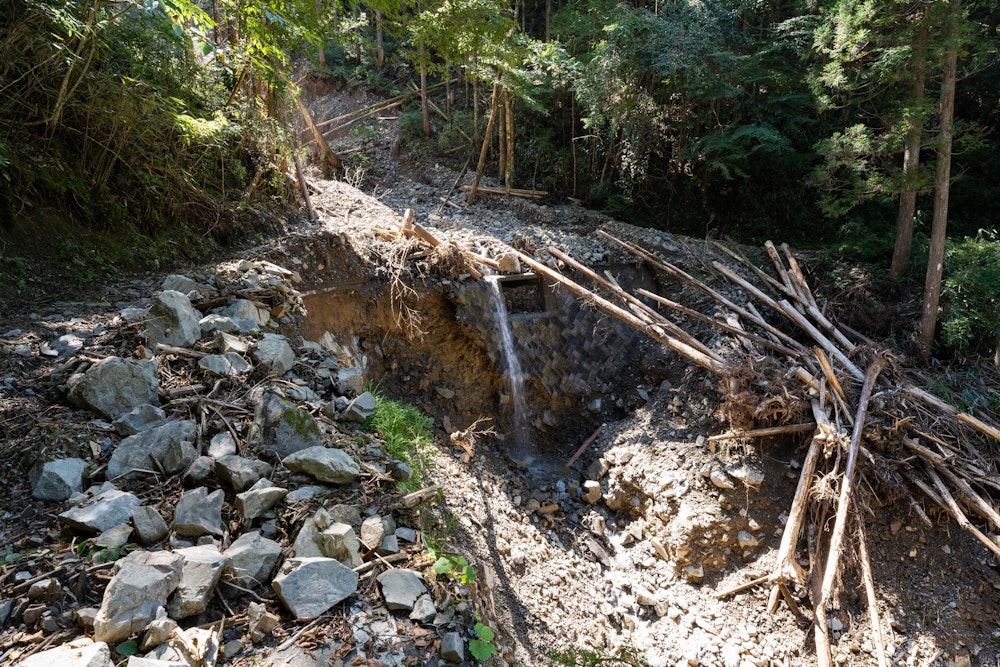 <p>無事に下山して、車を置いてあるウードヤ山の登山口に戻る。<br>林道はご覧の状況で、ここ椎葉村では度重なる豪雨災害の爪痕が今も癒えないままだ。<br>また新たな災害が起きてしまう前に、少しでも復旧が進むことを祈る。</p>