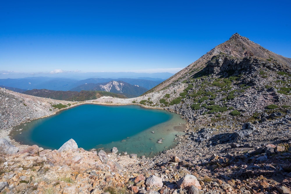 <p>翠ヶ池。青い湖面が美しい。</p>