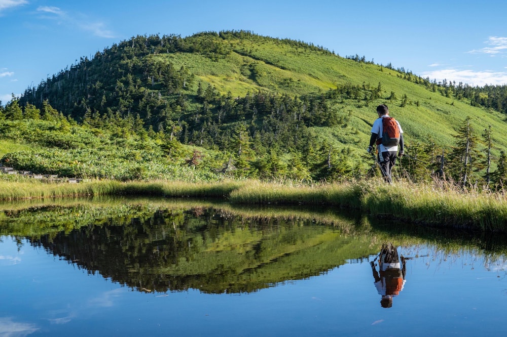 <p>会津駒ヶ岳の頂上方面が見える。少し秋色。</p>