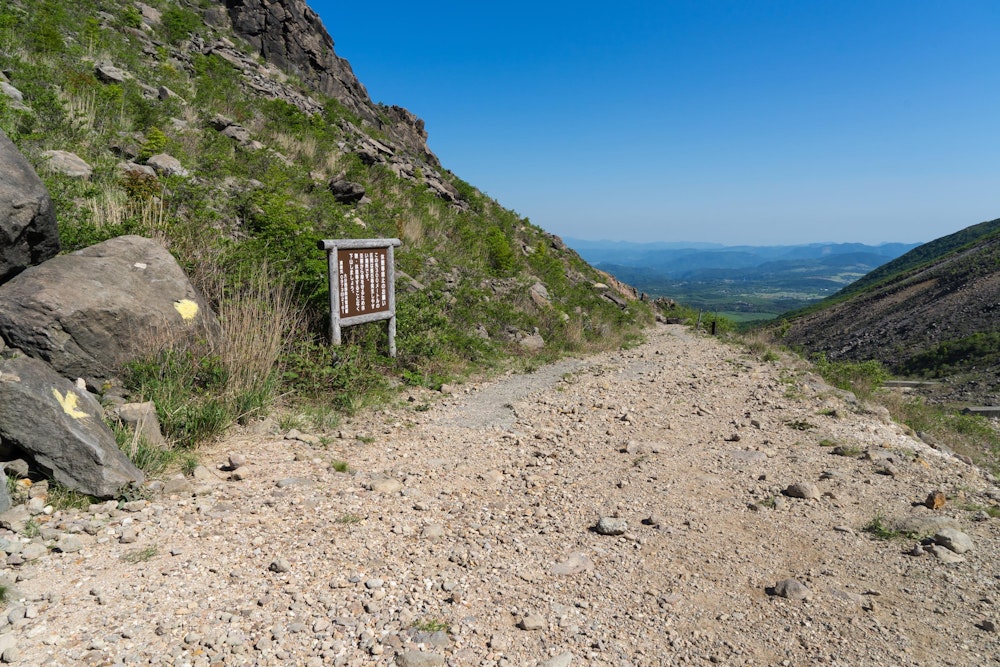<p>山の外側を巻くようにつけられた道を通って、牧ノ戸峠へ下山していく。<br>初めてのくじゅう連山で過ごした充実の二日間。<br>これからこの山域にいつでも遊びに来れると思うと、心が躍る。それくらい素敵な場所だった。</p>