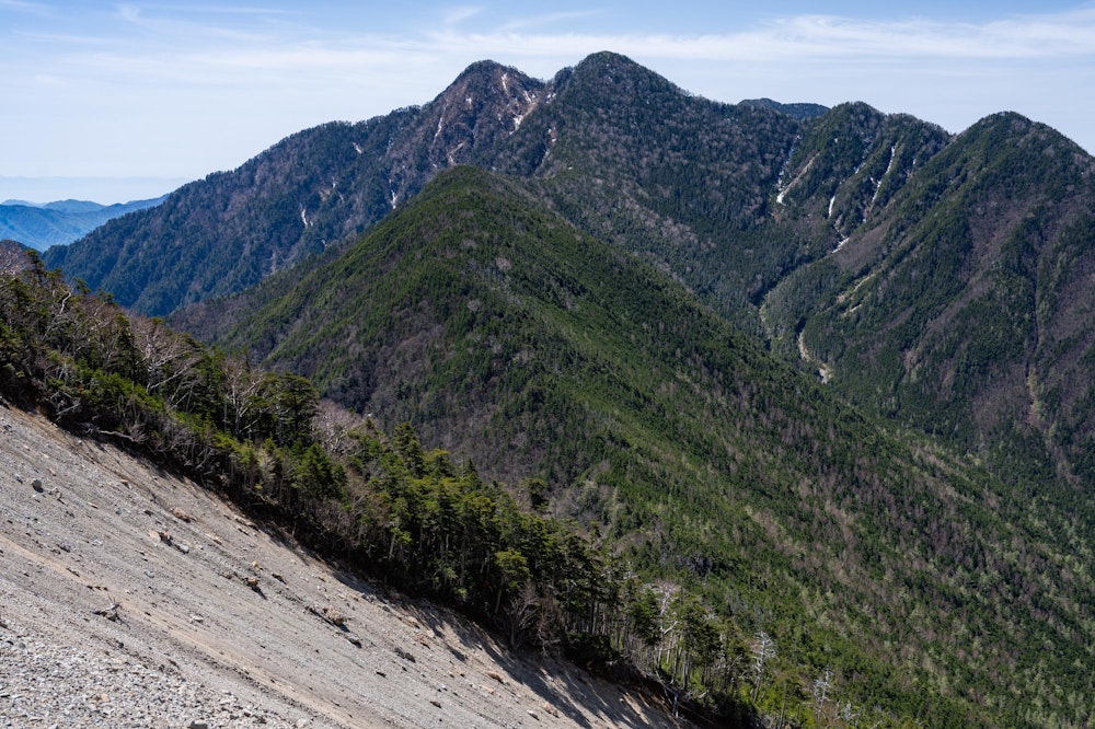 <p>生木割山の頂上直下にある崩壊地も展望がよく、さっきまでいた笊ヶ岳の姿がよく見えた。<br>今回の行程で、笊ヶ岳の姿がもっともよく見えたのがこの場所だった。</p>