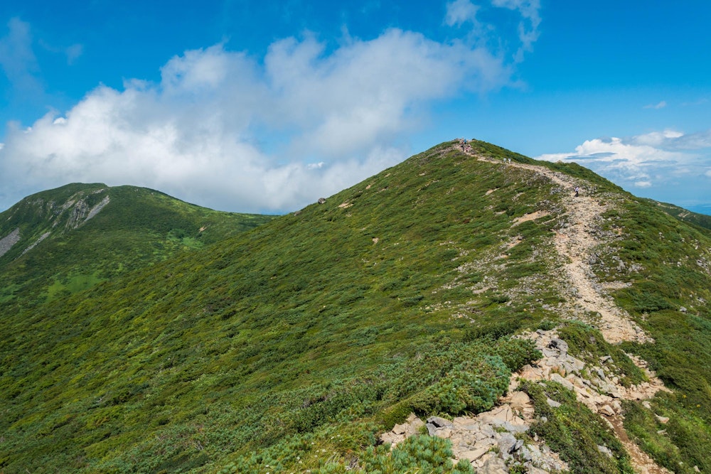 <p>朝日岳から茶臼岳とは反対方向にさらに足を伸ばして、三本槍岳を目指す。<br>茶臼岳は多くの登山者で賑わっていたが、こちら側はとても静か。</p>