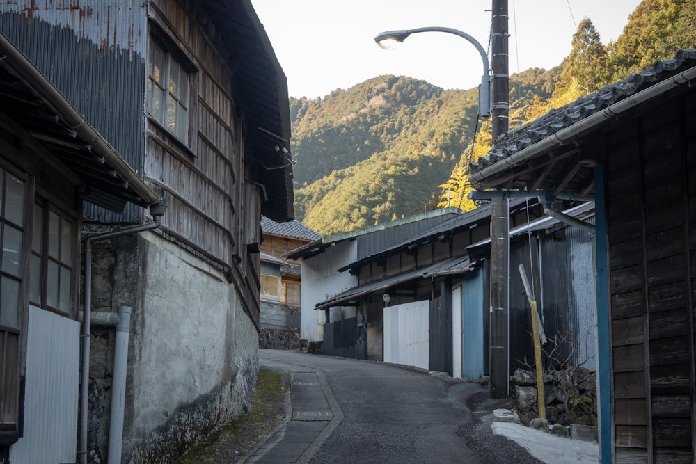<p>道の駅 宇津ノ谷峠を拠点に、まずは舗装路を進んで逆川の集落を抜けていく。</p>