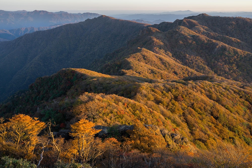 <p>祖母山頂上で、辿ってきた道を振り返りながら夕暮れ時を楽しむ。</p>