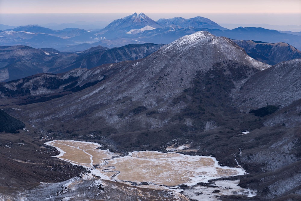 <p>坊がつるにも積雪がある。遠くには由布岳も見えた。</p>
