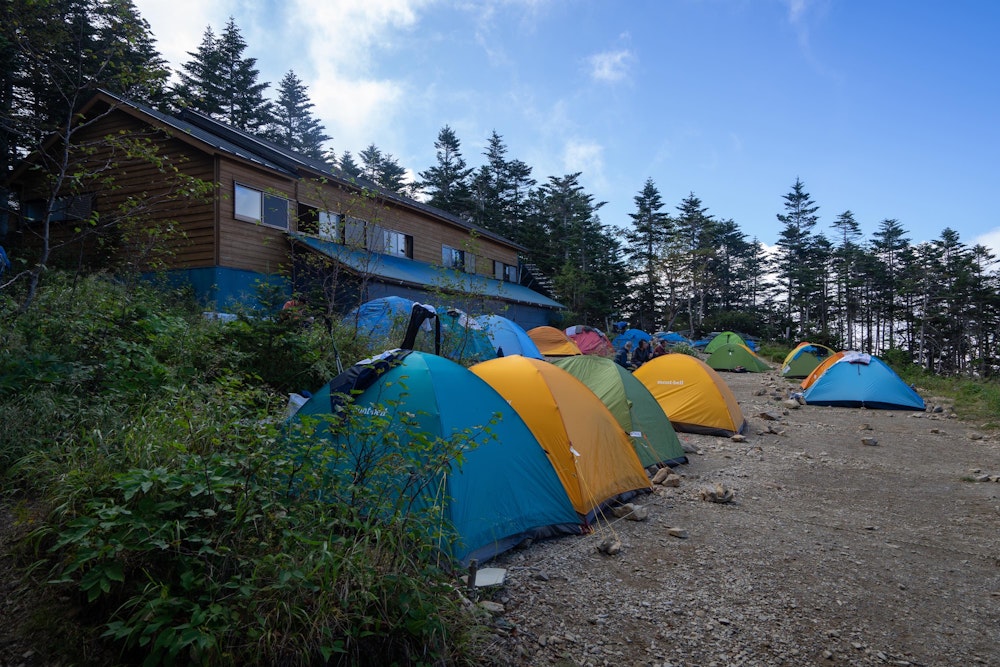 <p>三伏峠に到着。長い一日だった。テントを張って 2 日目の夜を過ごす。</p>