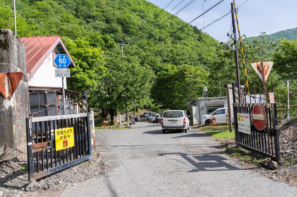 <p>なんと、椹島から沼平に用事があるということで車を走らせていた工事関係の方が我々をピックアップしてくれ、沼平まで送り届けてくれた。<br>なんということだ。明るい時間に帰ってくることができてしまい、魔法がかかったような気分だった。<br>最後は思いがけない出来事で幕を閉じた笊ヶ岳登山。きっとこの山行は思い出に残り続けるだろう。</p>