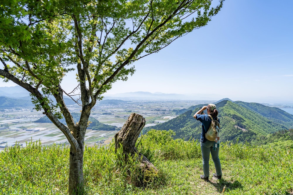 <p>賤ヶ岳の頂上は整備された広場になっており、360°の絶景を楽しむことができる。<br>リフトから上がってきたと思われる家族連れやペット連れなども多く、賑やかな雰囲気だった。<br>置かれていたベンチとテーブルで、大休止。</p>