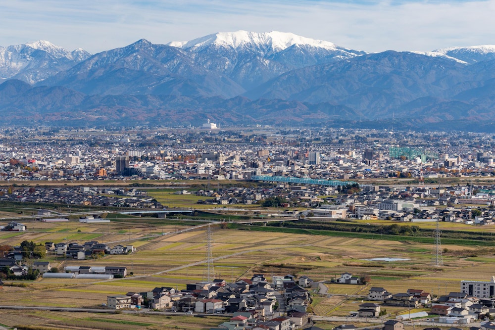 <p>こちらは薬師岳。<br>穏やかながらも雄大な山容をもつ薬師岳の存在感は、剱岳や立山にも負けていない。<br>まだ行ったことがない、いつか歩いてみたい山のひとつ。</p>