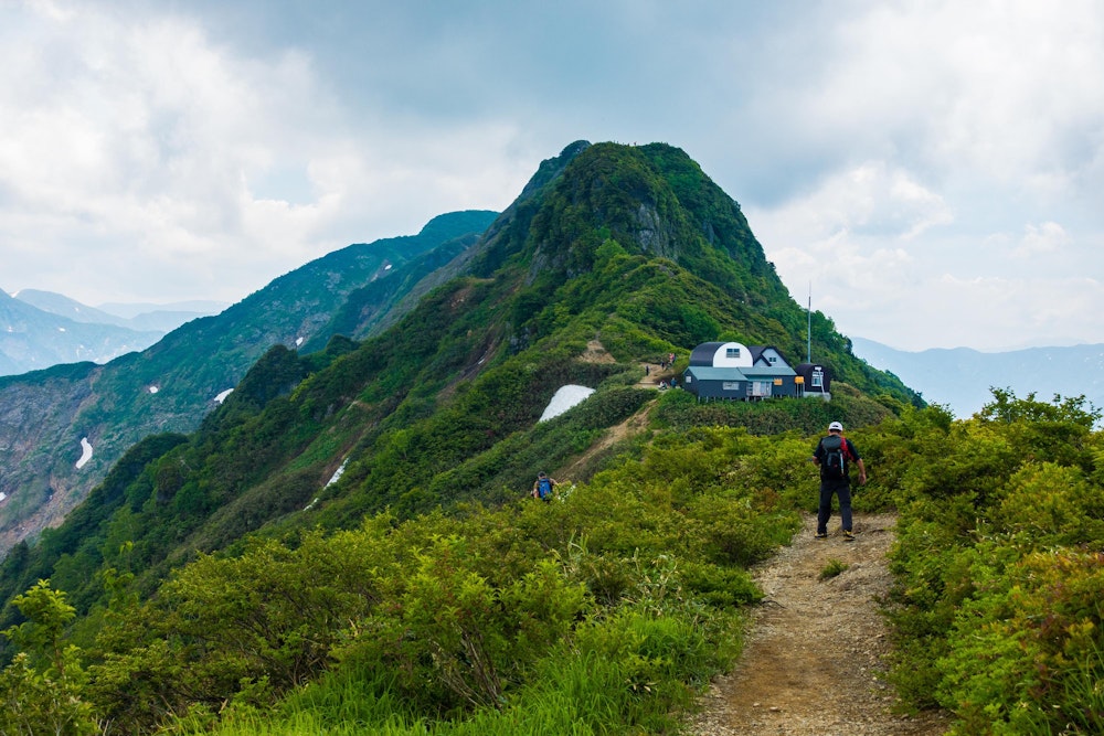 <p>ロープウェイを降りて、しばらくゆるやかな登りを歩いていくと、メインの岩稜が見えてくる。</p>
