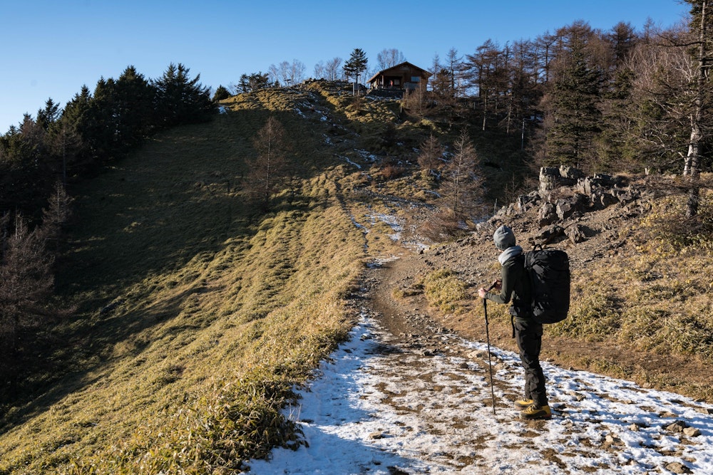 <p>頂上直下のビクトリーロード。<br>標高 2000m の頂上付近だけは、うっすらと積雪があった。</p>