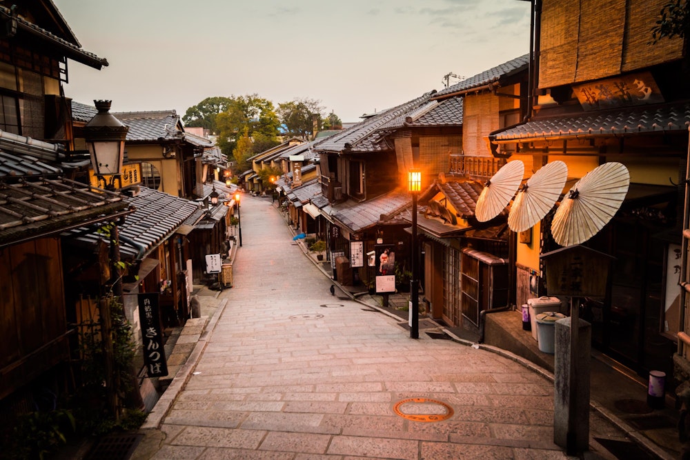 <p>早朝のうちに二年坂・三年坂。<br>もちろん全ての店は閉まっているが、その代わりにまったく人がいない。<br>求めていたのはこれかもしれない。</p>