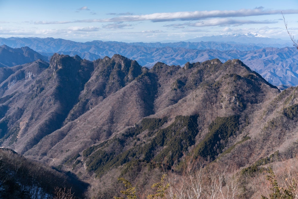 <p>赤岩尾根。クライミングの技術が必要。<br>遠くに浅間山が見えたのは意外だった。</p>