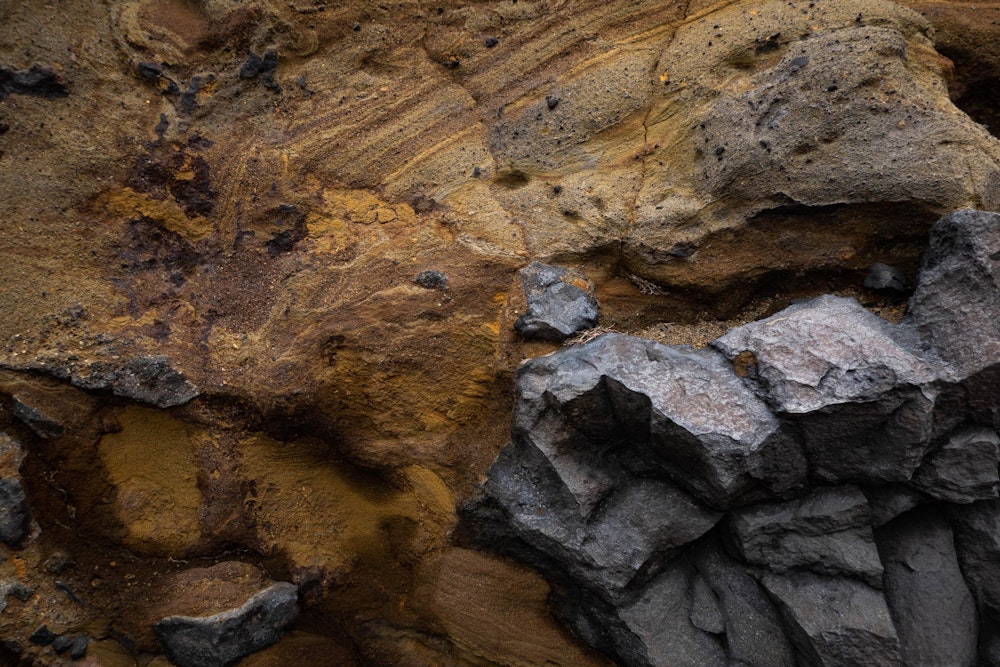 <p>過去に幾度となく重ねてきた噴火によって作られた地層が、表面に露出している。</p>