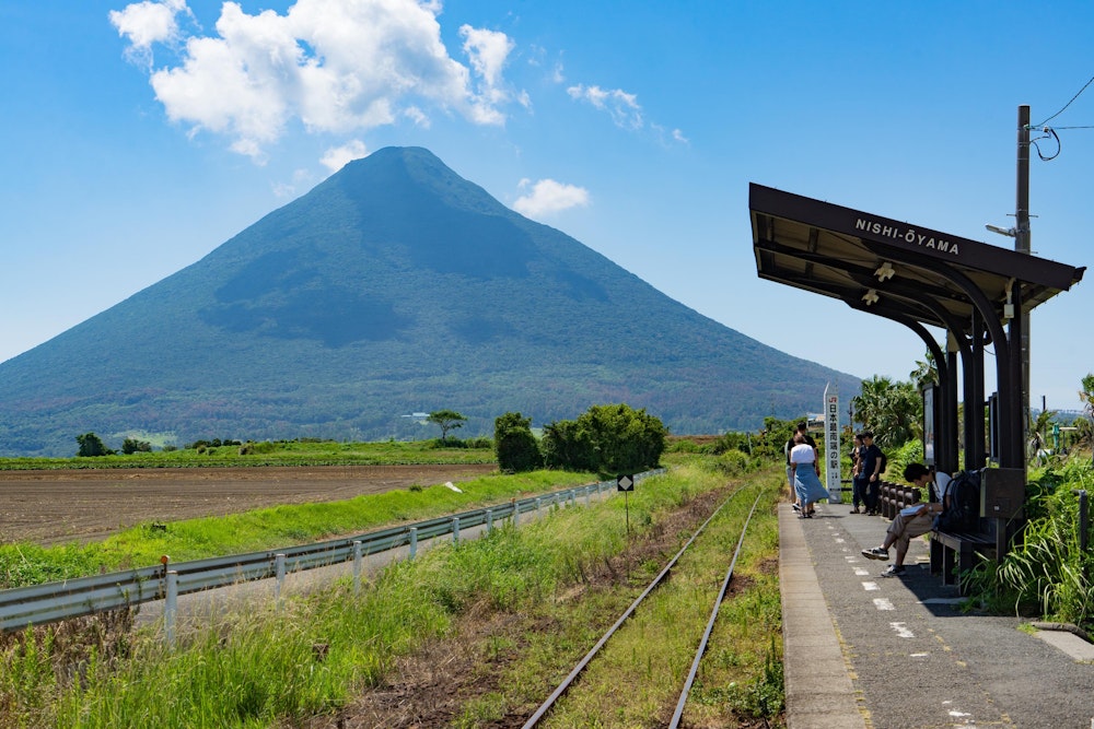 <p>JR 日本最南端の駅、西大山駅。<br>ここからの開聞岳も美しかった。指宿はどこに行っても開聞岳が見える。<br>まさに、この山に抱かれた町であった。</p>