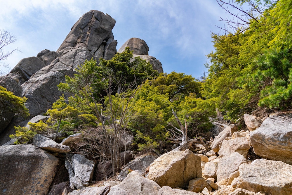 <p>岩峰群の間を縫うようにして、標高を上げる。<br>瑞牆山の登山道は岩場基調で、金峰山までの道のりとは様相が異なる。</p>