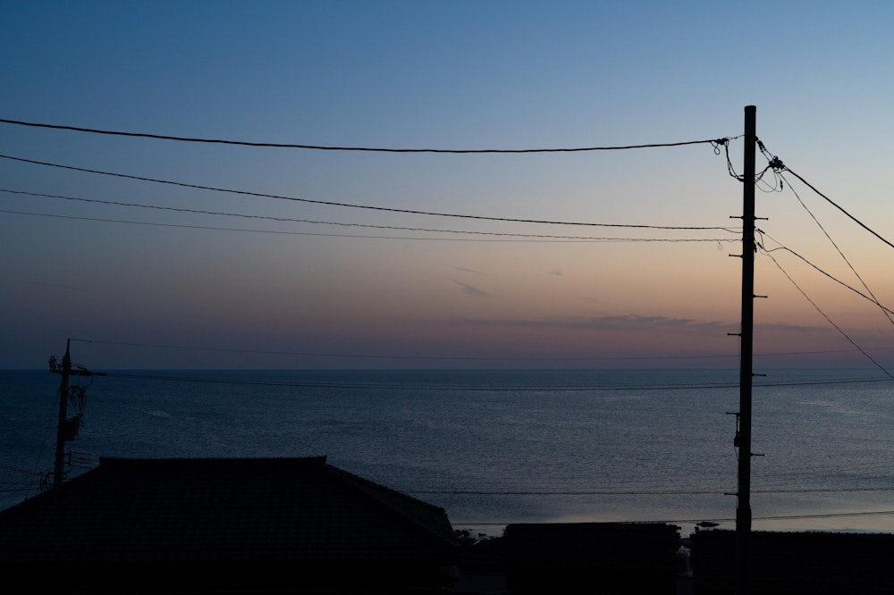 <p>日が暮れた道を辿って東尋坊まで戻った。<br>東尋坊から遊歩道を歩いて雄島まで歩くことでより多くの風景に触れることができ、充実の夕刻を過ごすことができた。</p>