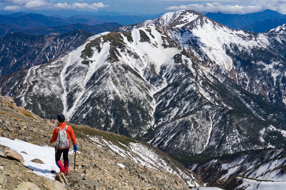 <p>荷物を置いている聖平小屋に戻る。<br>聖岳登頂という目的は果たしたが、下山が肝心だ。通常、急斜面のルートを下りるのは登るよりも難しい。</p>