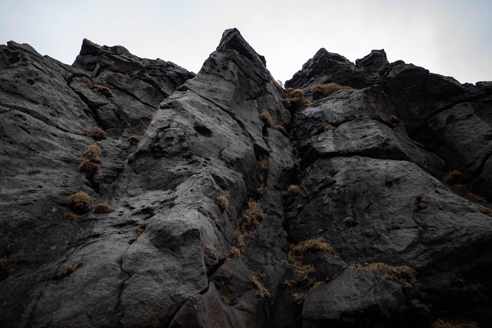 <p>高岳の山頂付近の登山道に鎮座していた、一際大きな一枚岩。見上げる大きさ。</p>