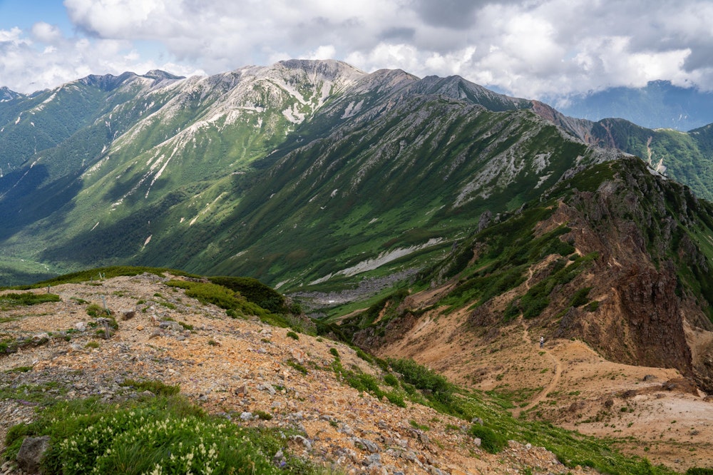 <p>水晶小屋から、本日の目標である烏帽子小屋に向けてまだまだ長い道のりを進む。<br>白く輝く野口五郎岳が遠い。</p>