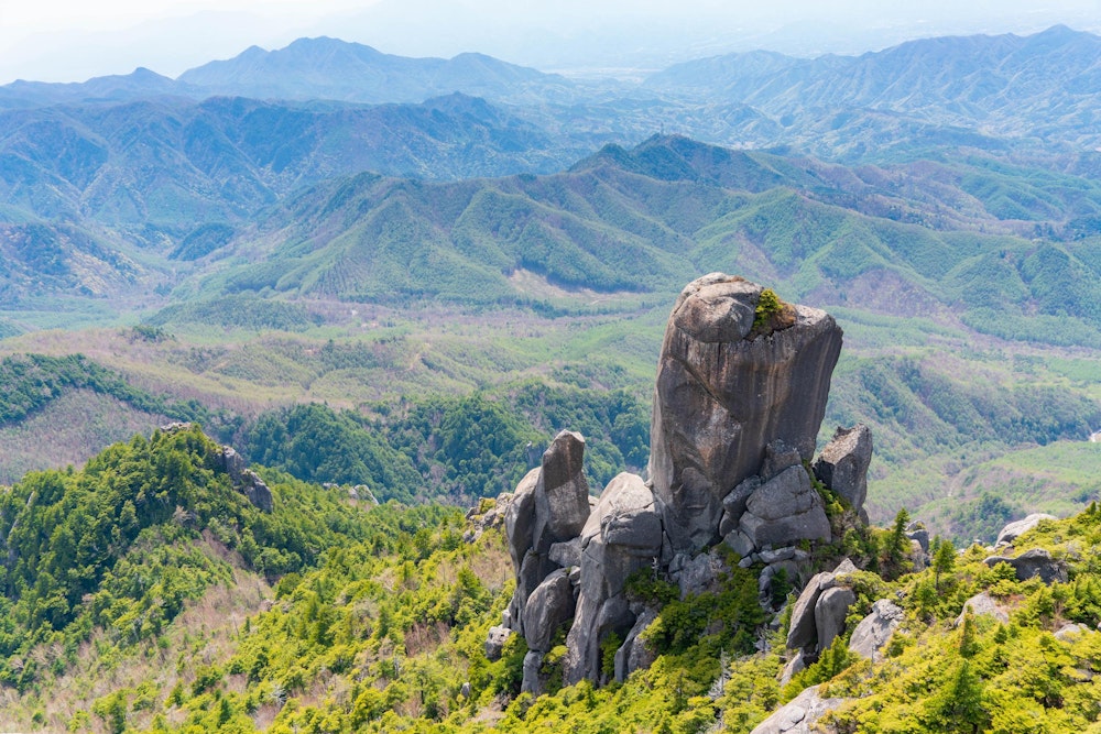 <p>瑞牆山頂上からの景色。あの岩の上に立ったことがある者はいるのだろうか。</p>