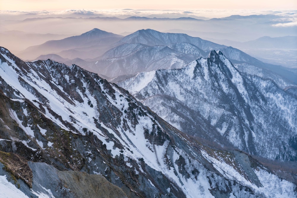 <p>少し霞みがかった中国山地を望む。<br>日本海に面しているため、九州よりも雪が多い。</p>