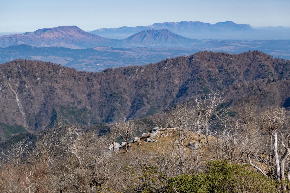 <p>阿蘇山、くじゅう連山方面。<br>国見岳頂上は、九州のすべての山が見えると言っても過言ではない、大展望台。</p>