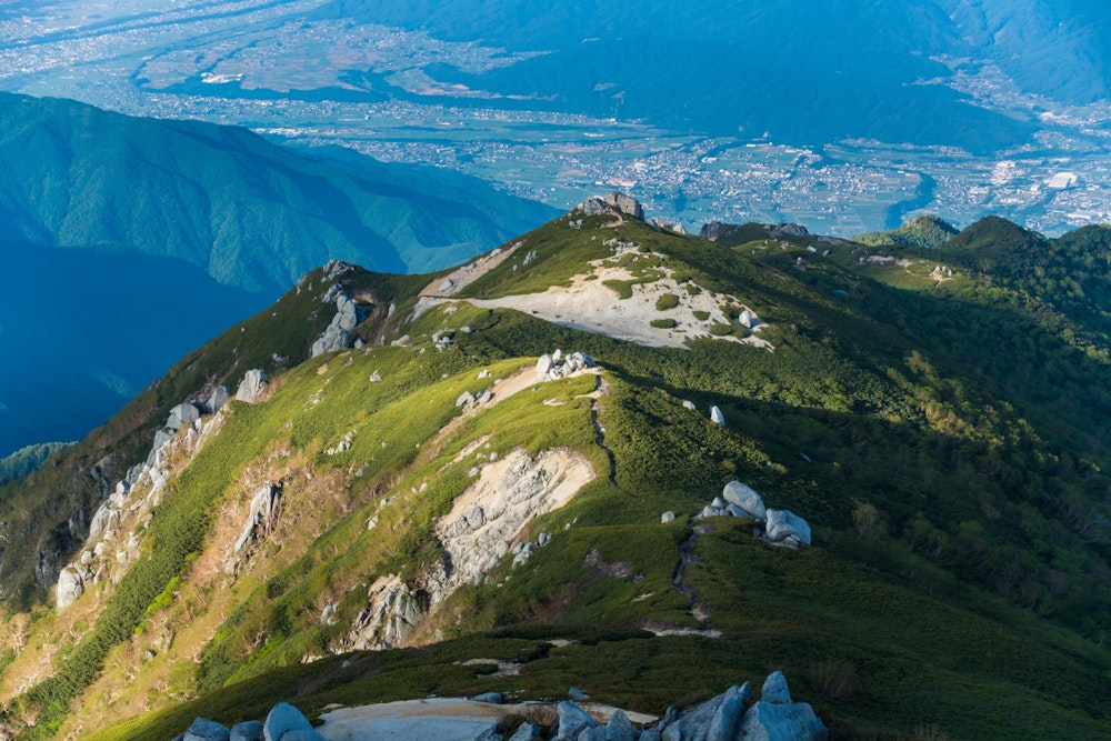 <p>池山尾根と、奥には伊那谷の町並み。<br></p>